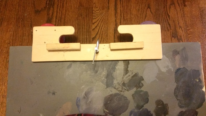 Diy wooden bracket holds palette on tripod
